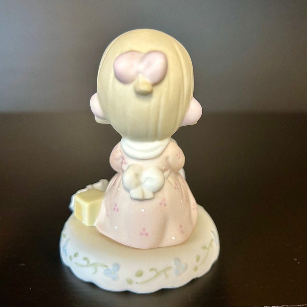 Precious Moments Growing In Grace Age 2 Girl With Blocks Figurine 136212 1994 - Picture 3 of 5
